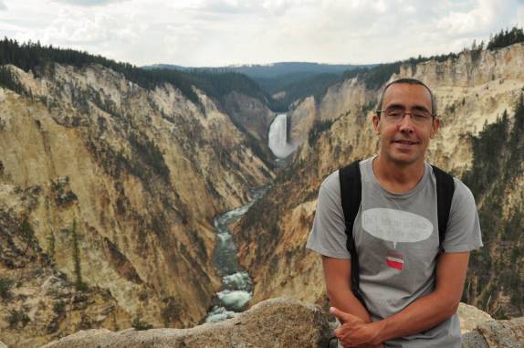 Feliz e impressionado com o Grand Canyon of Yellowstone, no Yellowstone National Park, no Wyoming, nos Estados Unidos